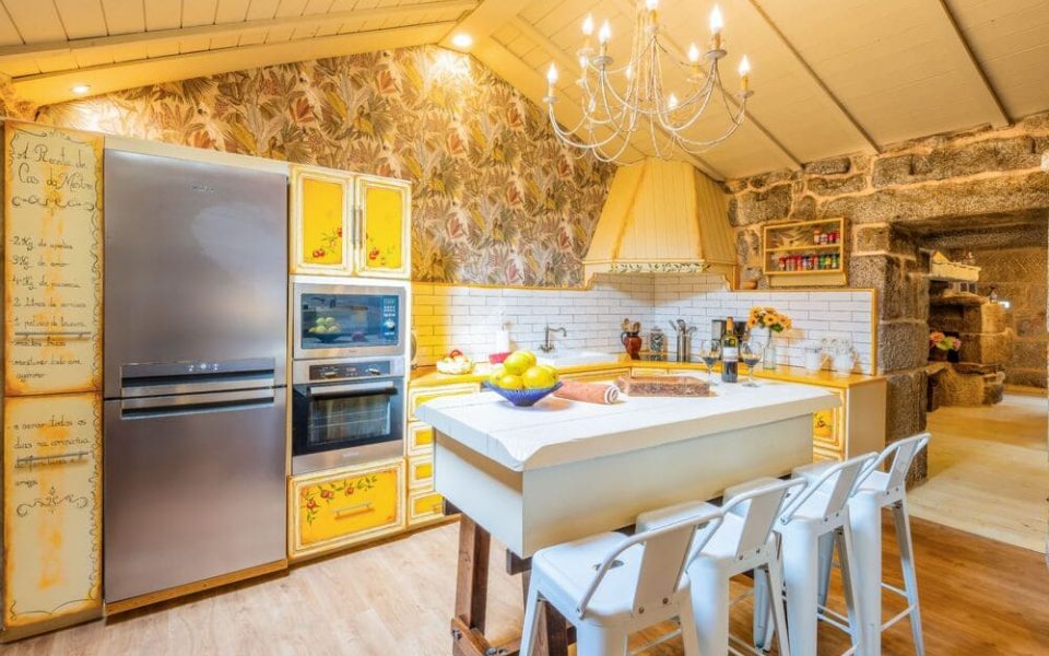 Cocina de casa rural con piscina en Galicia. Villa Cas do Metre, en A Lama, Pontevedra